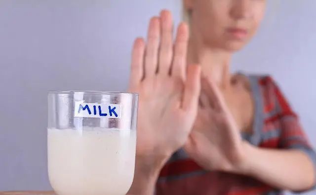 已经确诊的牛奶蛋白过敏者需严格远离过敏源.