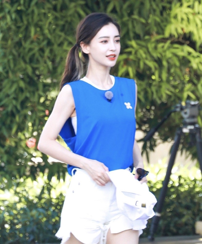 《奔跑吧》三亚路透,杨颖现身录制,吴宣仪贴心为宋雨琦打伞