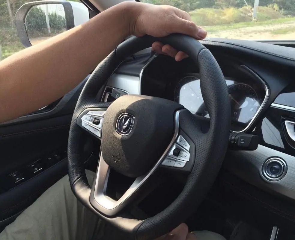 知道单手握方向盘的危险之后,你还敢继续单手开车吗?