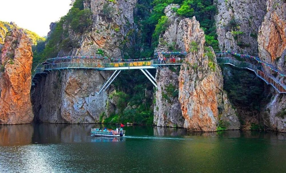 云水渡是冰峪沟风景区的精华所在,两岸峭壁秀绝,奇峰怪林立.