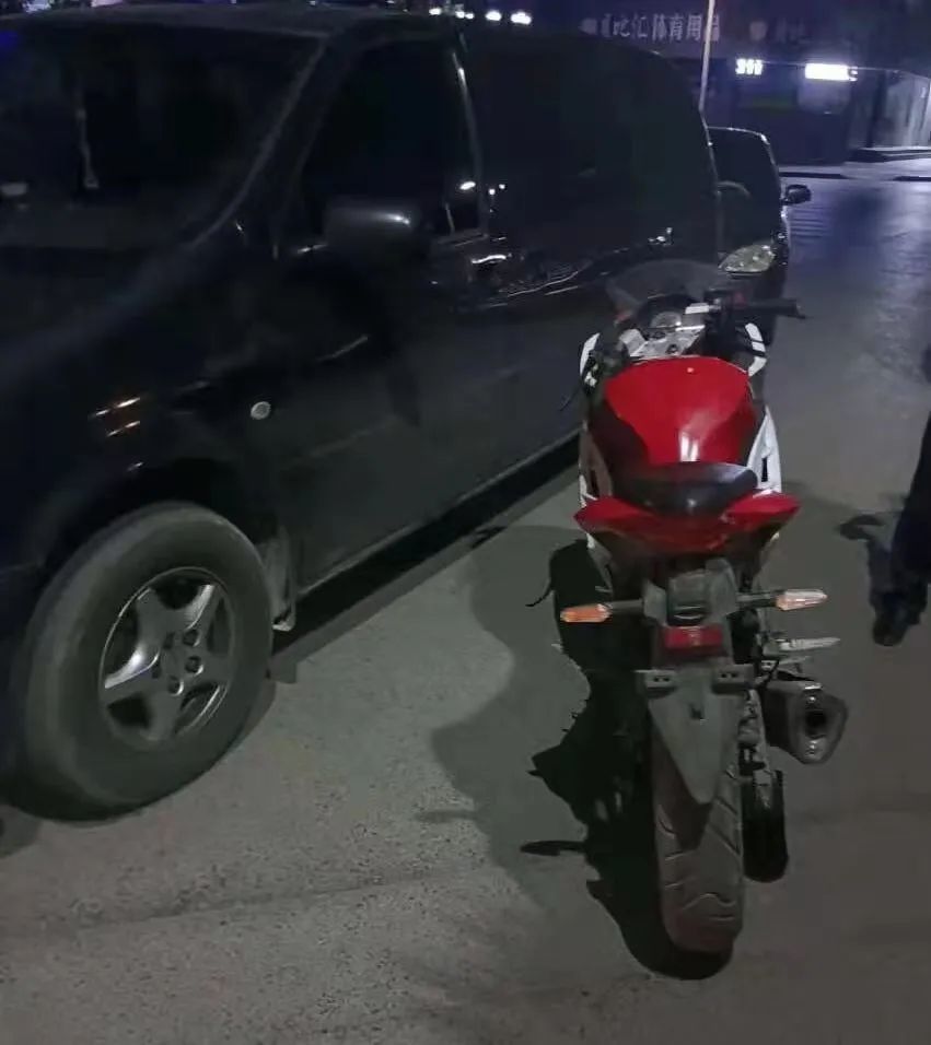 两辆"炫酷"摩托车 夜晚"炸街" 驾驶人一个18岁 一个13