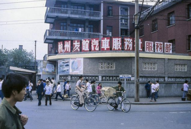 杭州老照片,80年代的街头,人潮拥挤的延安路,你认得几