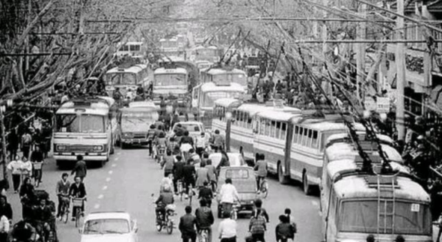 杭州老照片,80年代的街头,人潮拥挤的延安路,你认得几