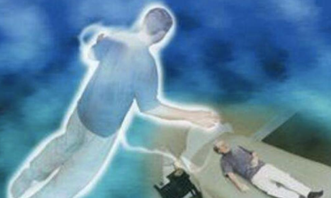 梦见死去的人趴在活人身上，解读梦境背后的深层含义