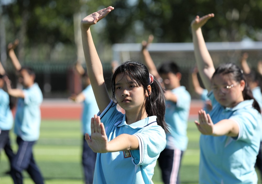 5月28日,河北省河间市第二中学的学生在操场上练习传统武术(无人机