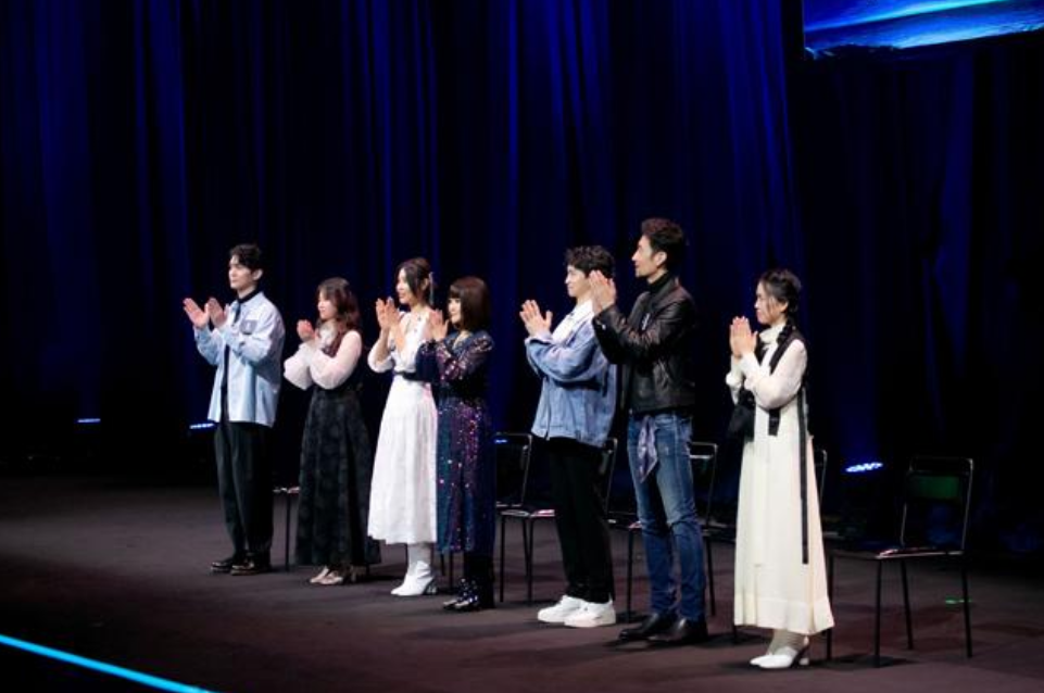 在《谁是宝藏歌手》第一轮表演中.