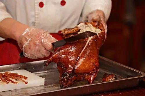 饭店吃烤鸭时被问:鸭架要炸还是煲汤?千万别犹豫,回答这4个字