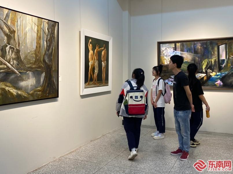 学生参观作品展.东南网记者 王楠摄