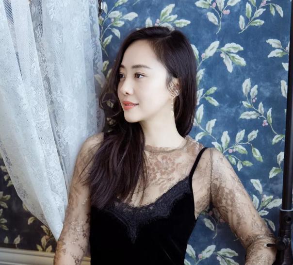 如今的她年近40岁,可是依然还是那么漂亮,岁月对她真的很温柔.