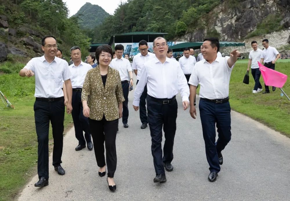 并走访了杭坪镇薛家村,了解浦江在"深化产业振兴,推进共同富裕"领域所