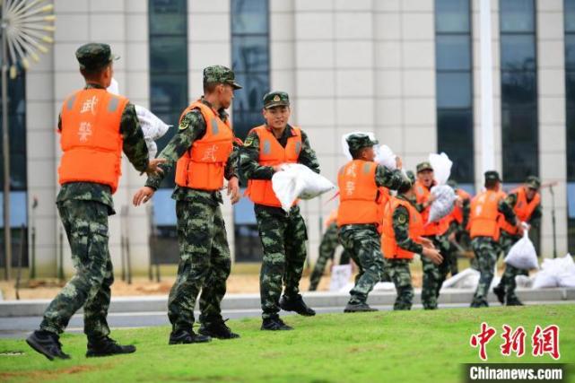 备战汛期 武警江西总队南昌支队开展防汛综合演练