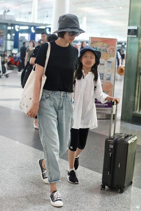 袁泉穿牛仔裤真减龄,卷起裤腿时髦不像阿姨辈,女儿的