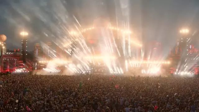 德国音乐节八万人合唱in the end致敬林肯公园主唱!
