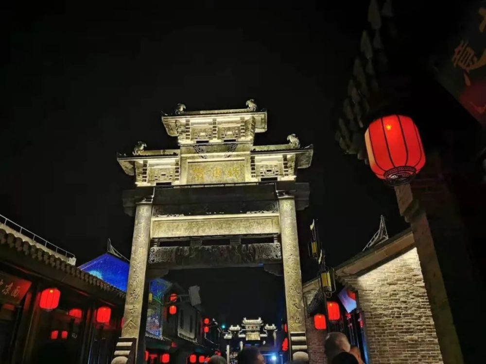 这里在灯光的映衬下 老街夜景 整体感十分强 在灯光的装饰下 栟茶古镇