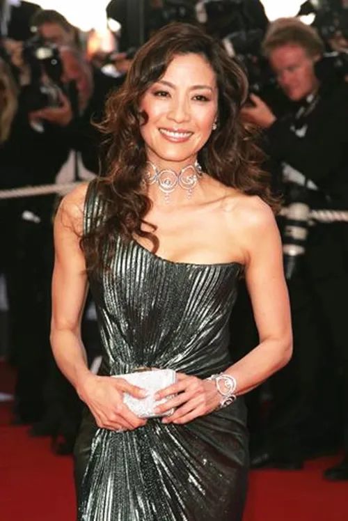 杨紫琼容光焕发穿绿色吊带走御姐风健美身材惹人慕