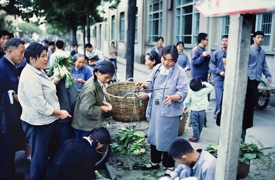 珍贵老照片!中国七十年代彩色影像中的市井生活!