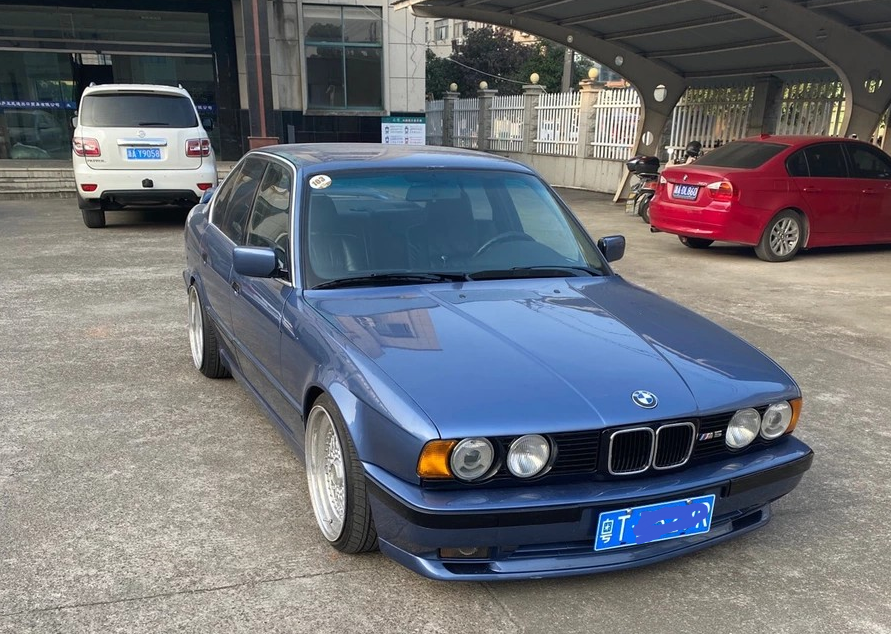 小伙晒出父亲的1995款宝马m5,代号e34,宝马最低调的一