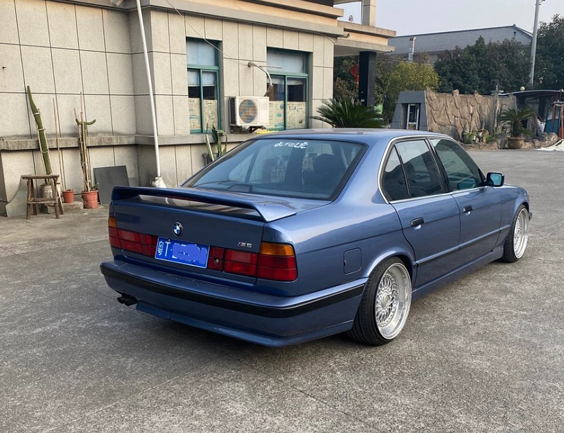 小伙晒出父亲的1995款宝马m5,代号e34,宝马最低调的一代性能车