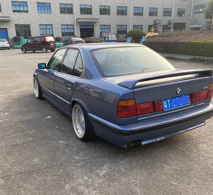 小伙晒出父亲的1995款宝马m5,代号e34,宝马最低调的一代性能车