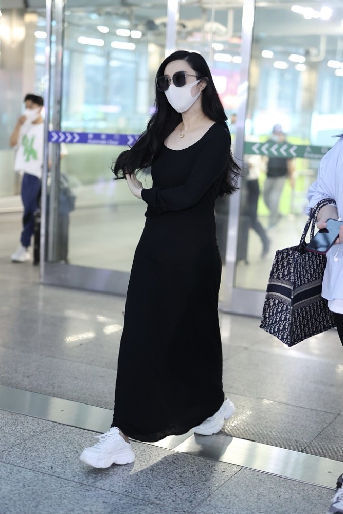 范冰冰和妈妈张传美机场同框穿修身黑裙乌发雪肤