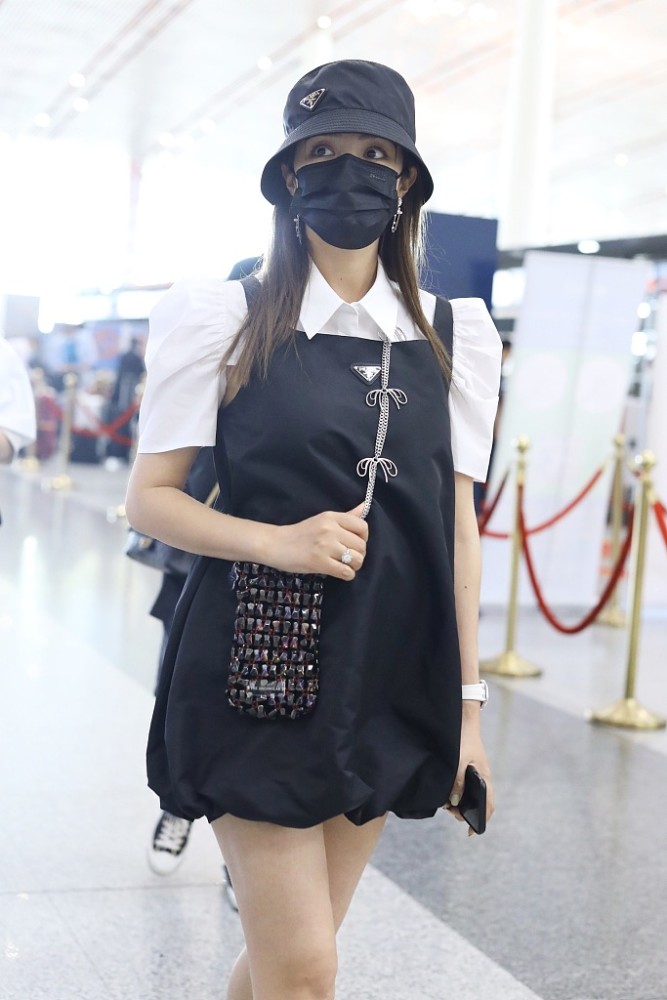 麦迪娜怀孕后首现身美腿纤细穿宽松背带裙孕相十足