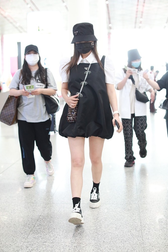 麦迪娜怀孕后首现身美腿纤细穿宽松背带裙孕相十足