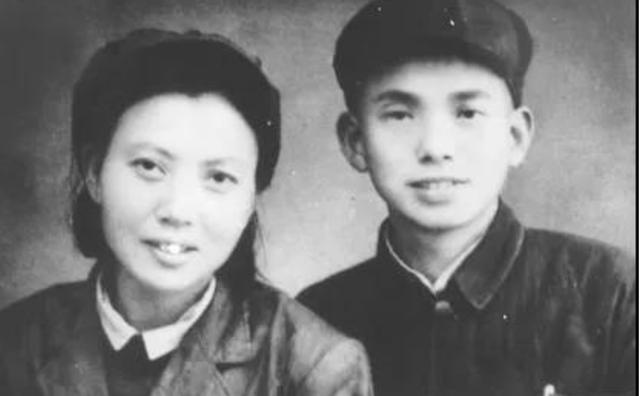 莫林:威震东海的"双枪老太婆",带十四岁幼弟去参军,险