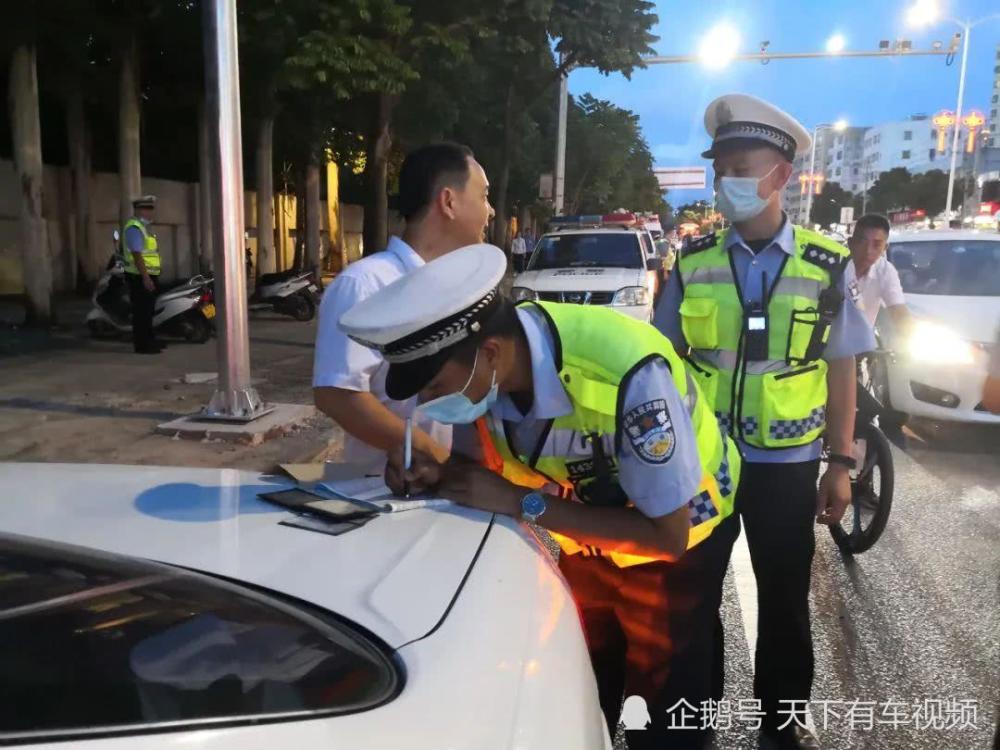 交警路边查车,是根据什么来拦车的?记住这几点,交警都懒得理你