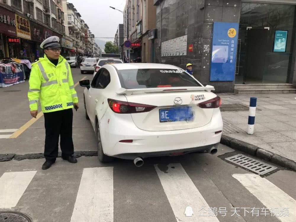 交警路边查车,是根据什么来拦车的?记住这几点,交警都懒得理你