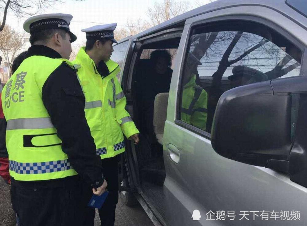 交警路边查车,是根据什么来拦车的?记住这几点,交警都懒得理你