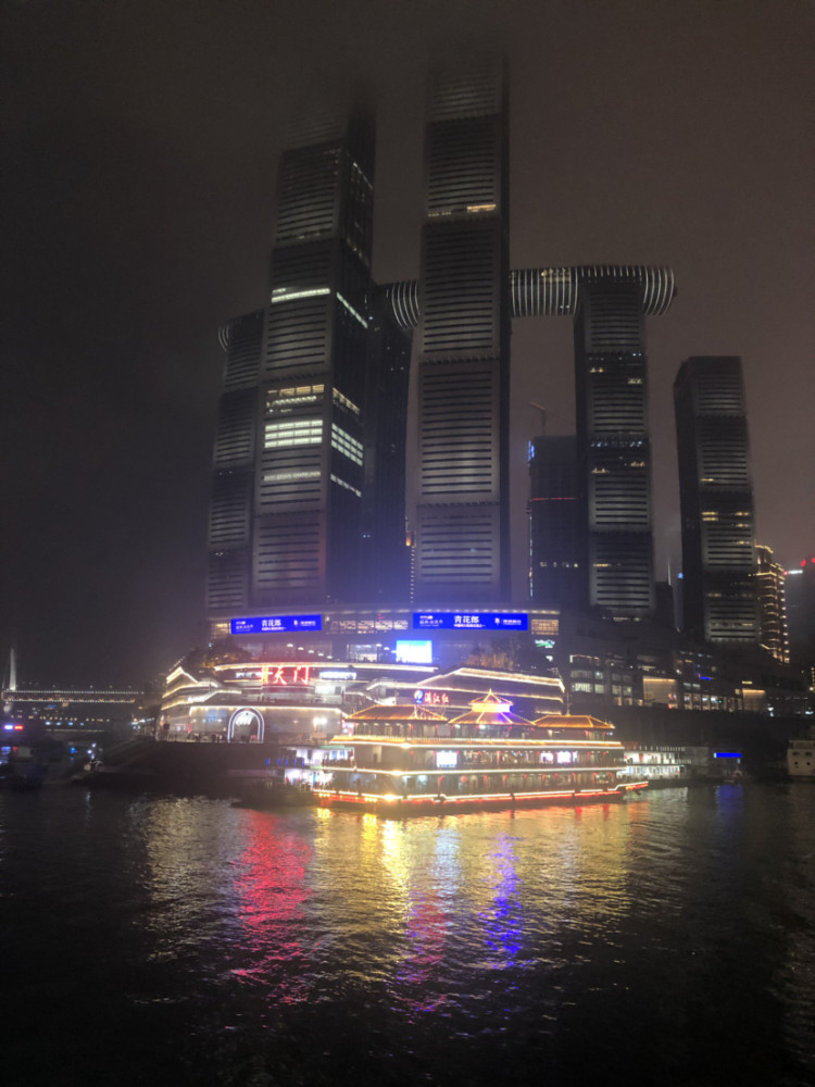 重庆的夜景炫丽多彩美轮美奂