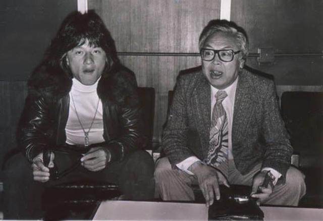 1979年成龙跪在竹联帮王羽前我被新义安欺负快救救我吧