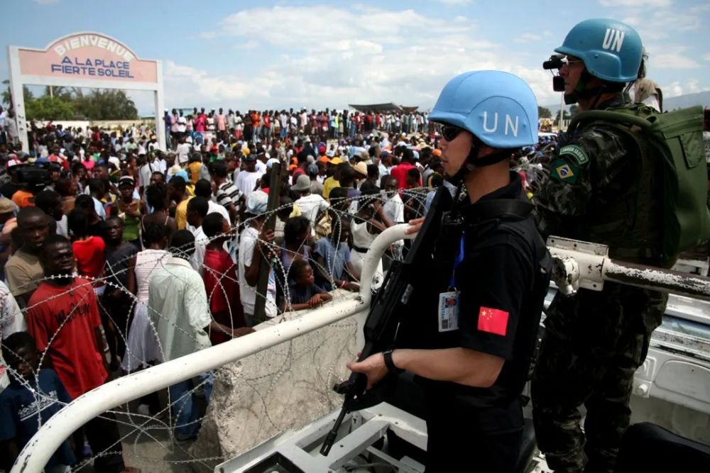 中国赴海地维和警察防暴队现场维护公共秩序