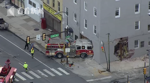 美国一辆消防车出警完撞车冲进建筑造成5人受伤