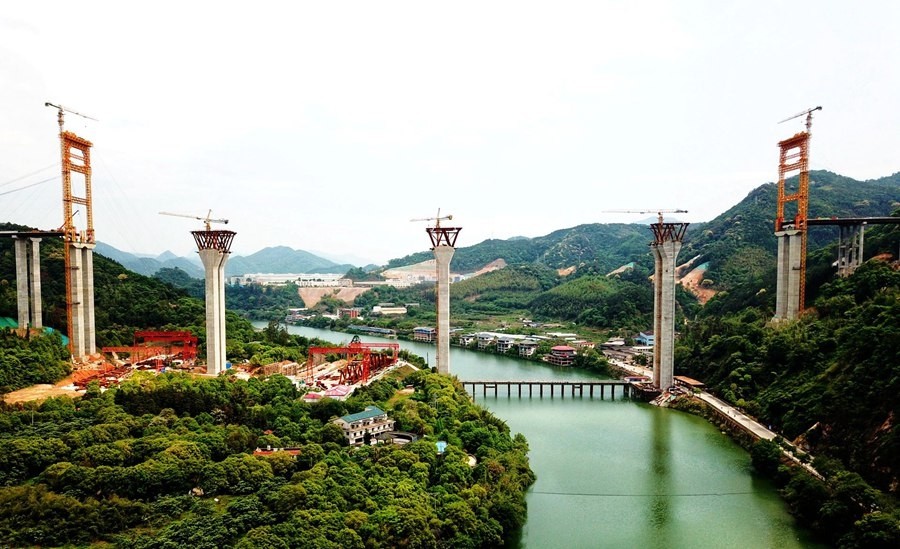 莆炎高速沙溪大桥在山区峡谷地形中立起的超级工程