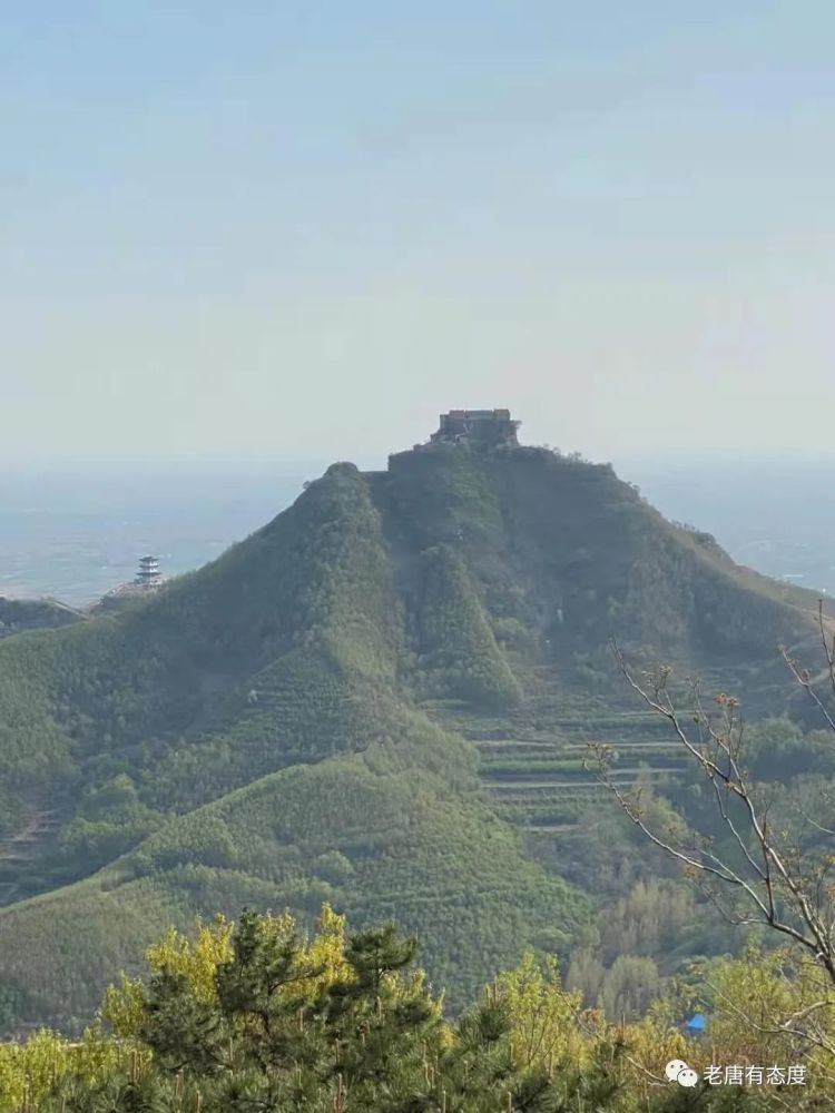 龙凤山又名老栗垛,位于方城西北隅之与南召,鸭河工区交界处,方圆数十