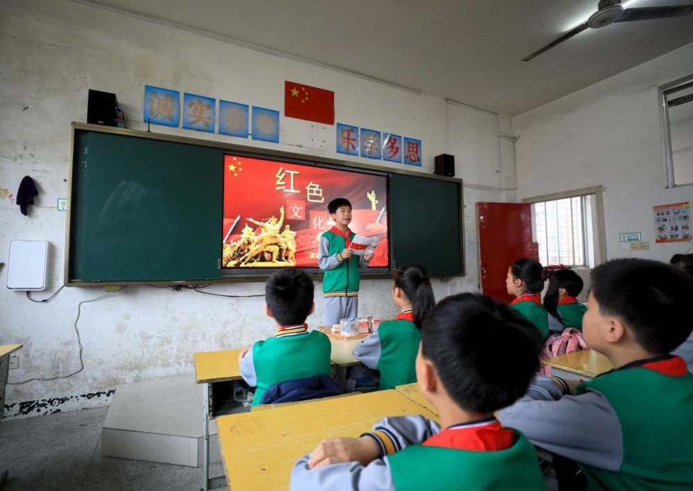 5月28日,黎川县新区小学学生在"红色文化"课堂上讲述党史小故事.