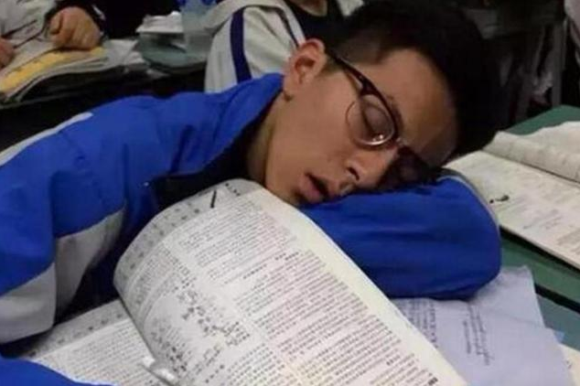 高中生作业太多,该"熬夜学"还是"早起补"?学霸这样说