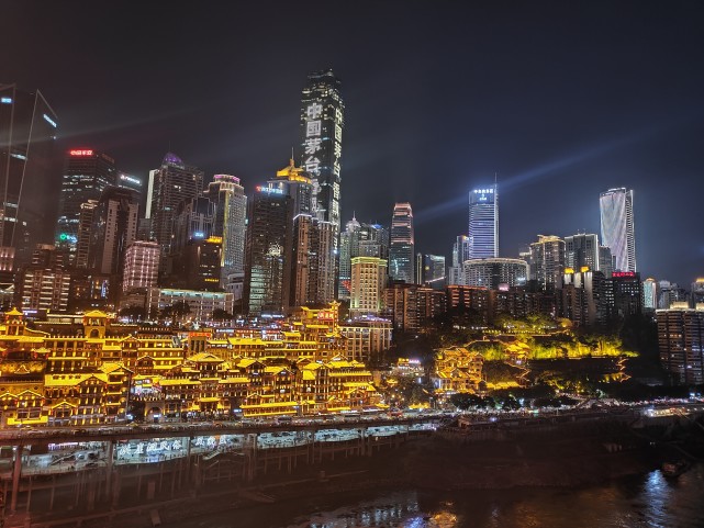 重庆洪涯洞夜景