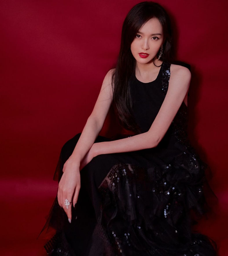 带着面纱女星:张柏芝漂亮,唐嫣优雅,看到迪丽热巴:眼睛都看呆