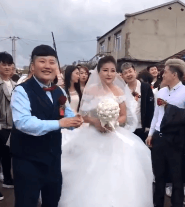 90后小伙花20万彩礼娶到老婆,网友:新娘后面的伴娘结婚了没有