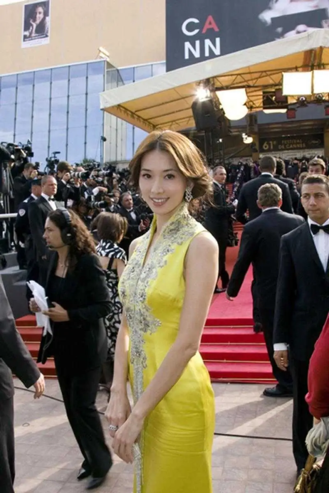 林志玲不露肤也美出圈了,穿微透衬衫配包臀裙亮相,气质真高级