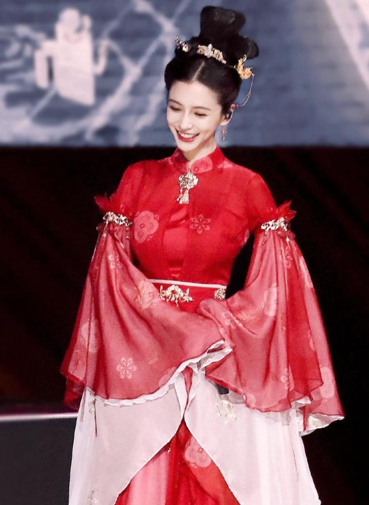 angelababy穿红色汉服变成古典美女,古色古香的穿搭风格更凸显她的高