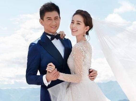 刘诗诗嘱咐袁弘给吴奇隆带衣服,吴奇隆谈到友情当场落泪.