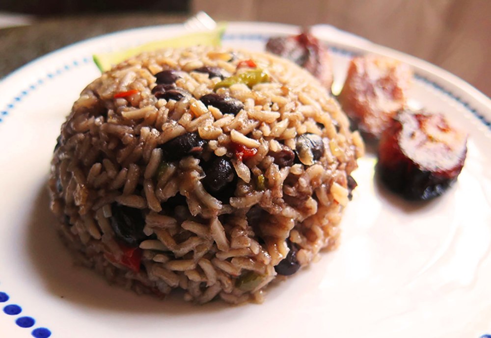 congri就是黑豆饭,简单来说,就是把黑豆和米饭一起烹煮而成.