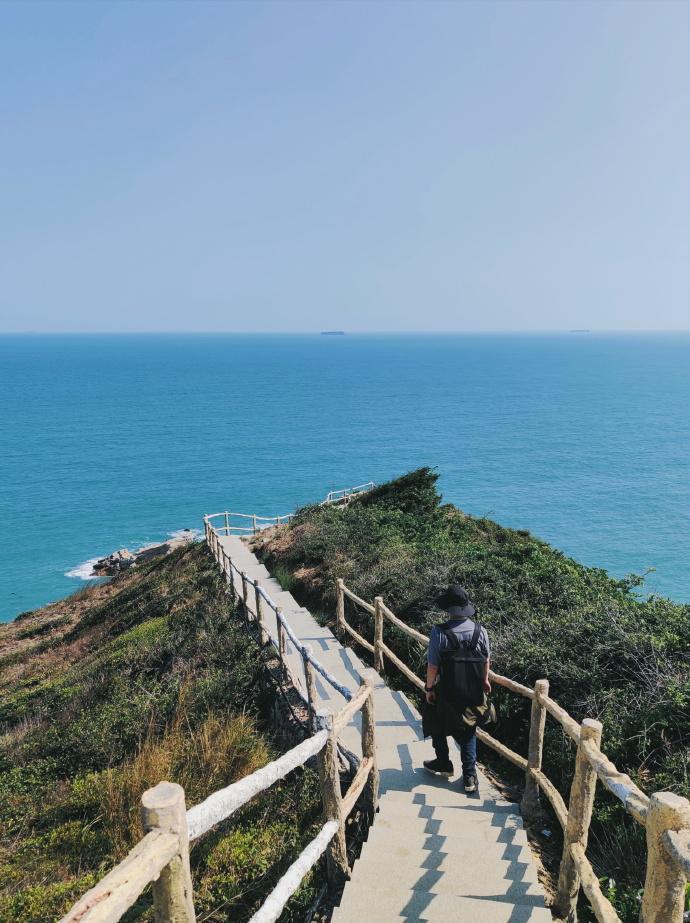 东冲穿越西冲徒步.东西冲海岸线位于深圳市龙岗区大鹏