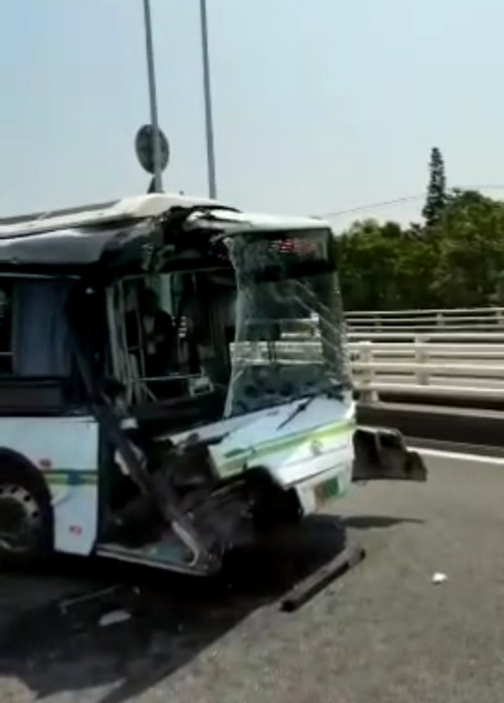 上海长江大桥一公交车追尾工程车,7人受伤!