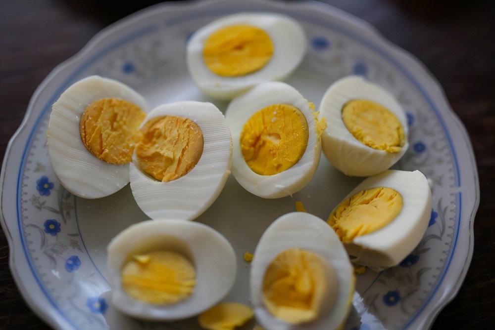 吃太多水煮蛋,会引起胃病?医生提醒:2种鸡蛋,胃不好要少吃