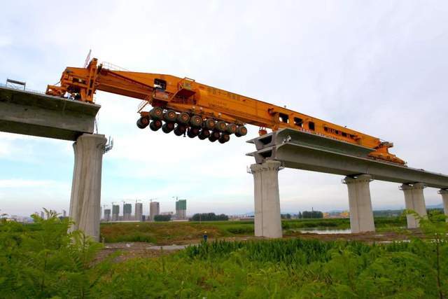 中国制造创新纪录!世界首台千吨级,88个轮子的昆仑号架桥机来了