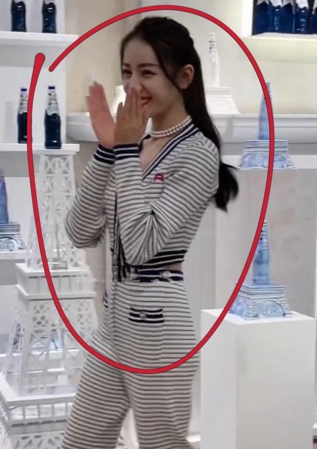 迪丽热巴瘦成了"竹竿",腰细到挂不住衣服,只为演好
